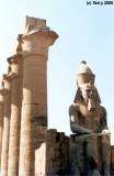 sediaca socha Ramsesa II., za ou stpov ndvorie toho istho farana