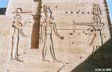 detail relifov na 1. pylne, zava bohya Hathra v podobe kravy, bh Hr v podobe sokola a panovnk Ptolemaios XII.